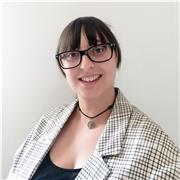 Profesora de Hostelería y Turismo con titulación en Dirección de Cocina, Agencia de Viajes y Gestión de Eventos y Guía.